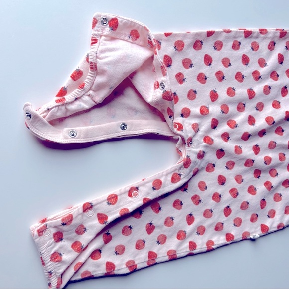 Gap Baby strawberry romper EUC size 12-18 months - Picture 3 of 3